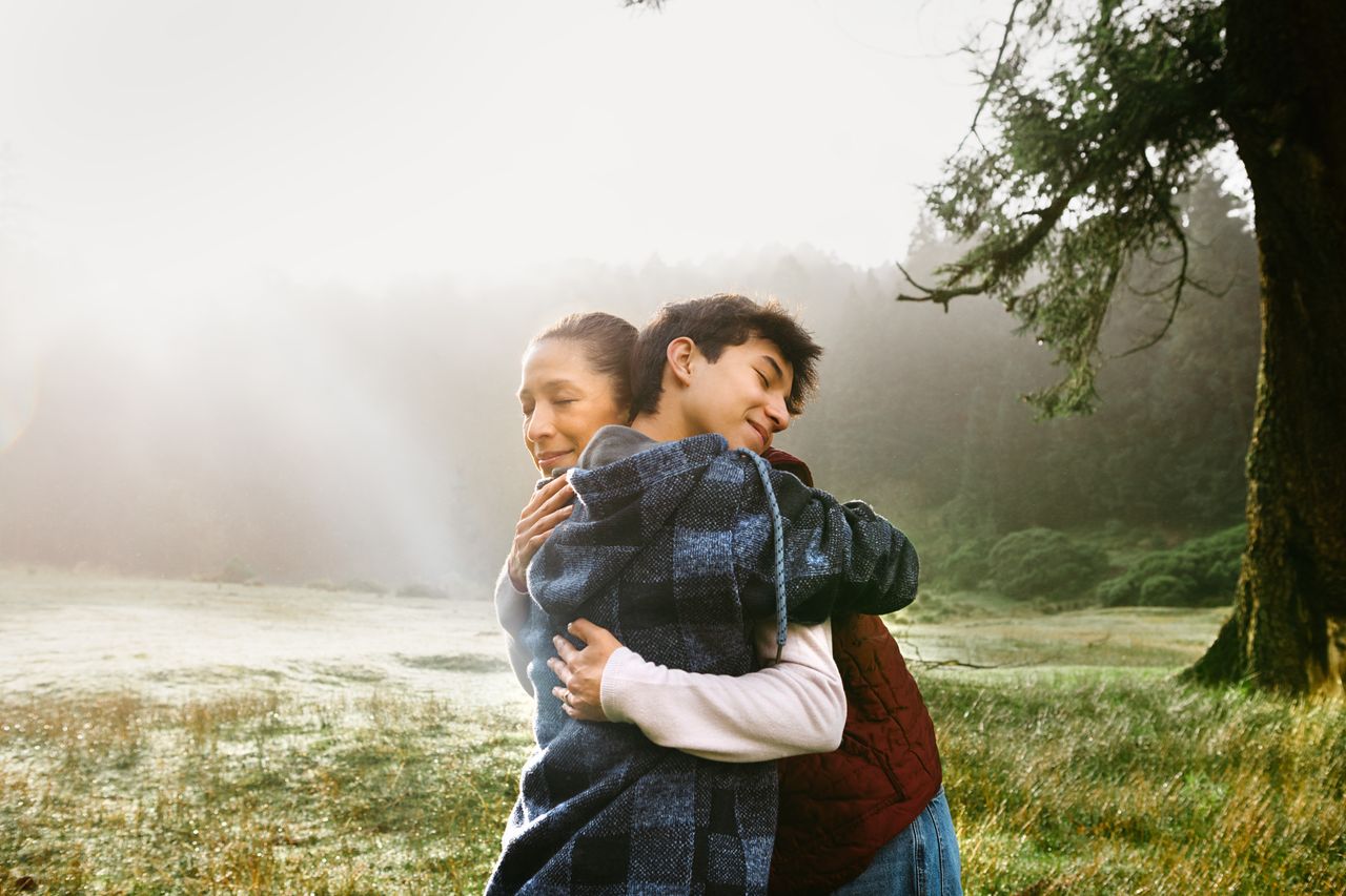 Una madre y su hijo se abrazan