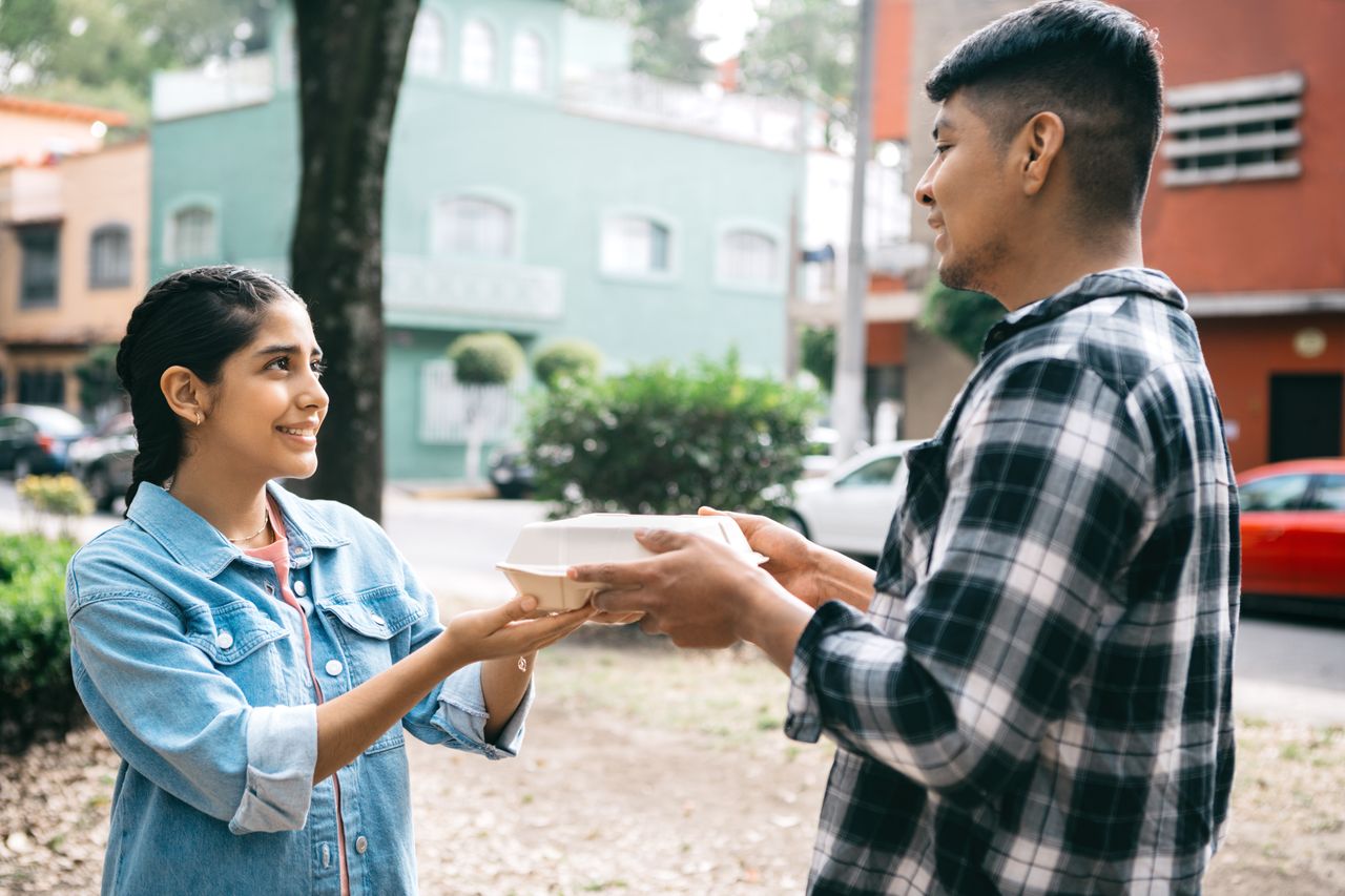 Comida se comparte entre amigos