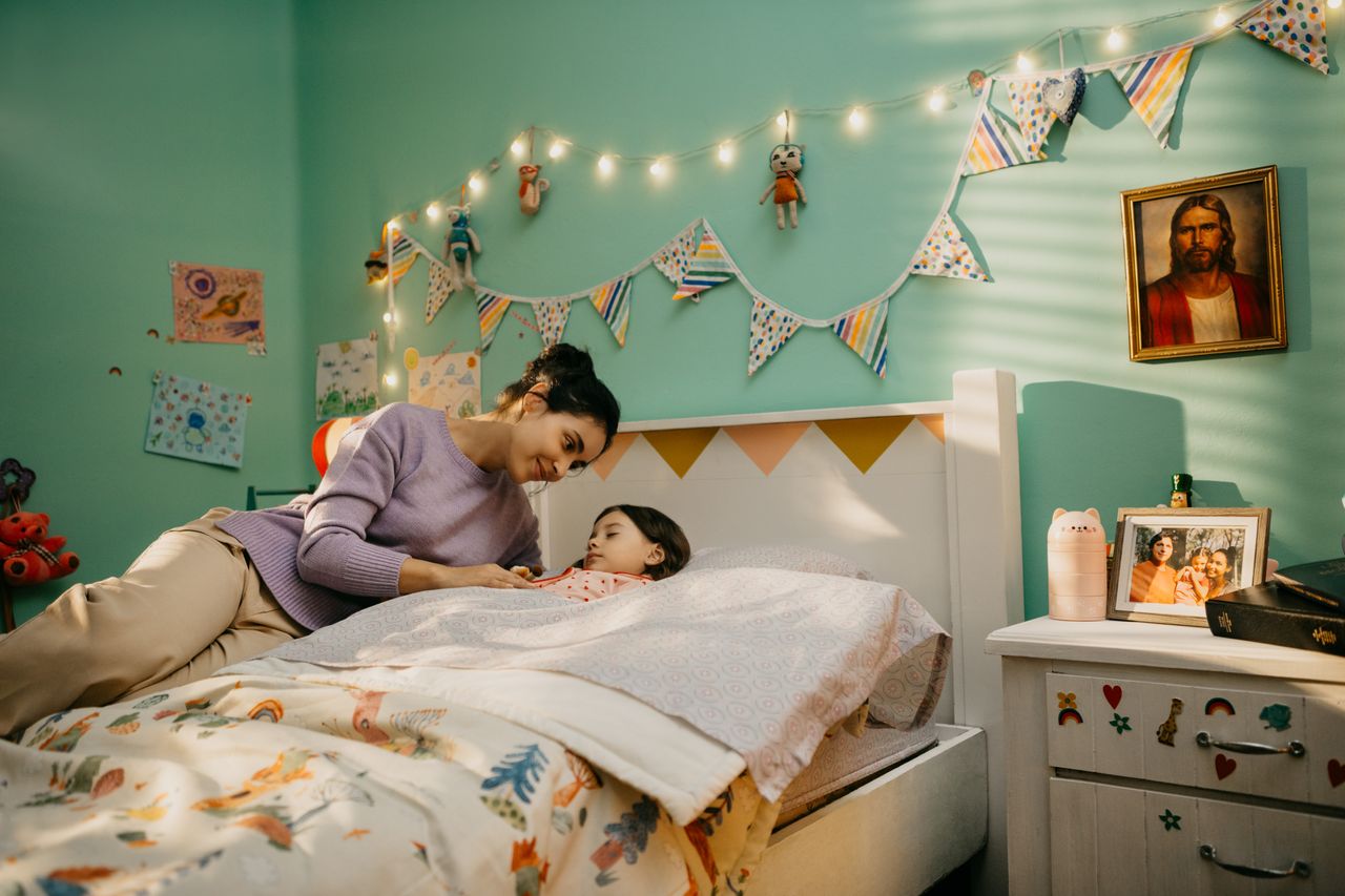 Una madre y su hija pasan tiempo juntos en casa