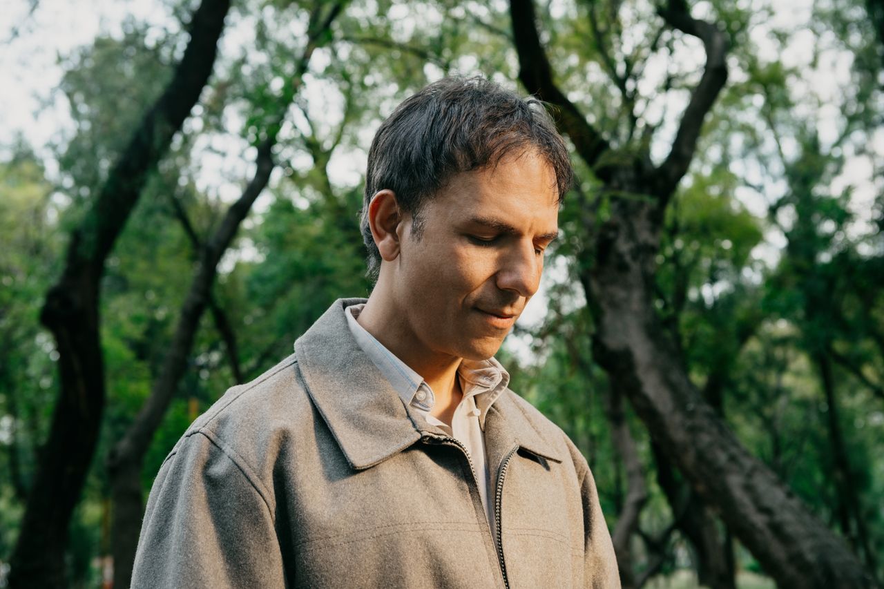 Un hombre mira hacia el suelo