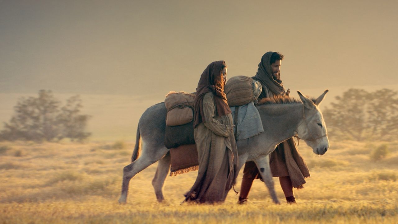 Maria e José viajam com uma jumenta para Belém