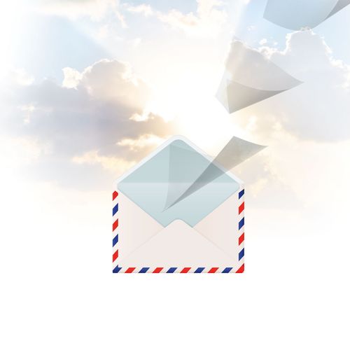 Ein geöffneter Umschlag und ein Brief