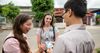 sorelle missionarie che parlano con un giovane