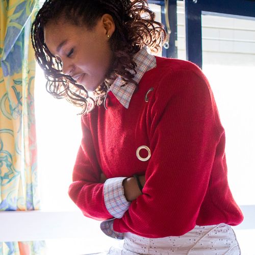 en bedende kvinde i en rød trøje