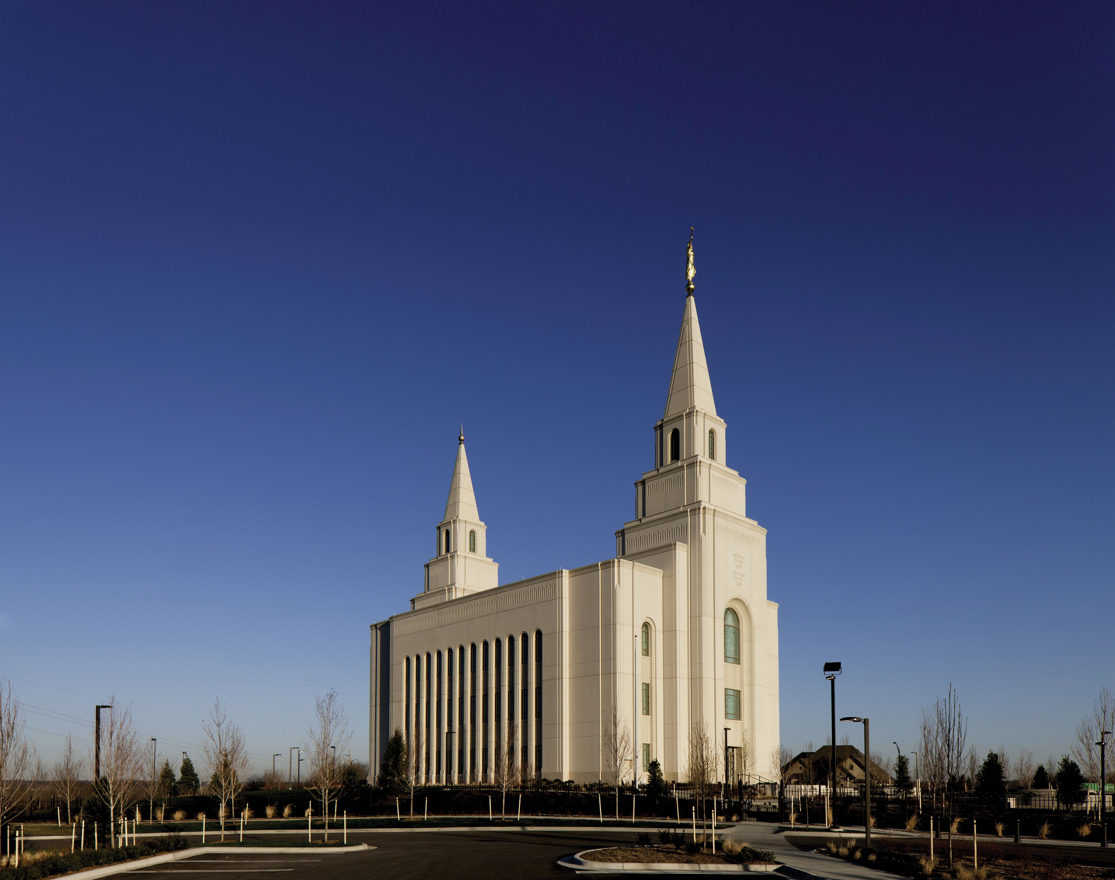 A view of the Kansas City Missouri Temple from the grounds.