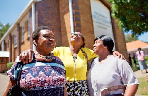 三位非洲妇女在教堂前