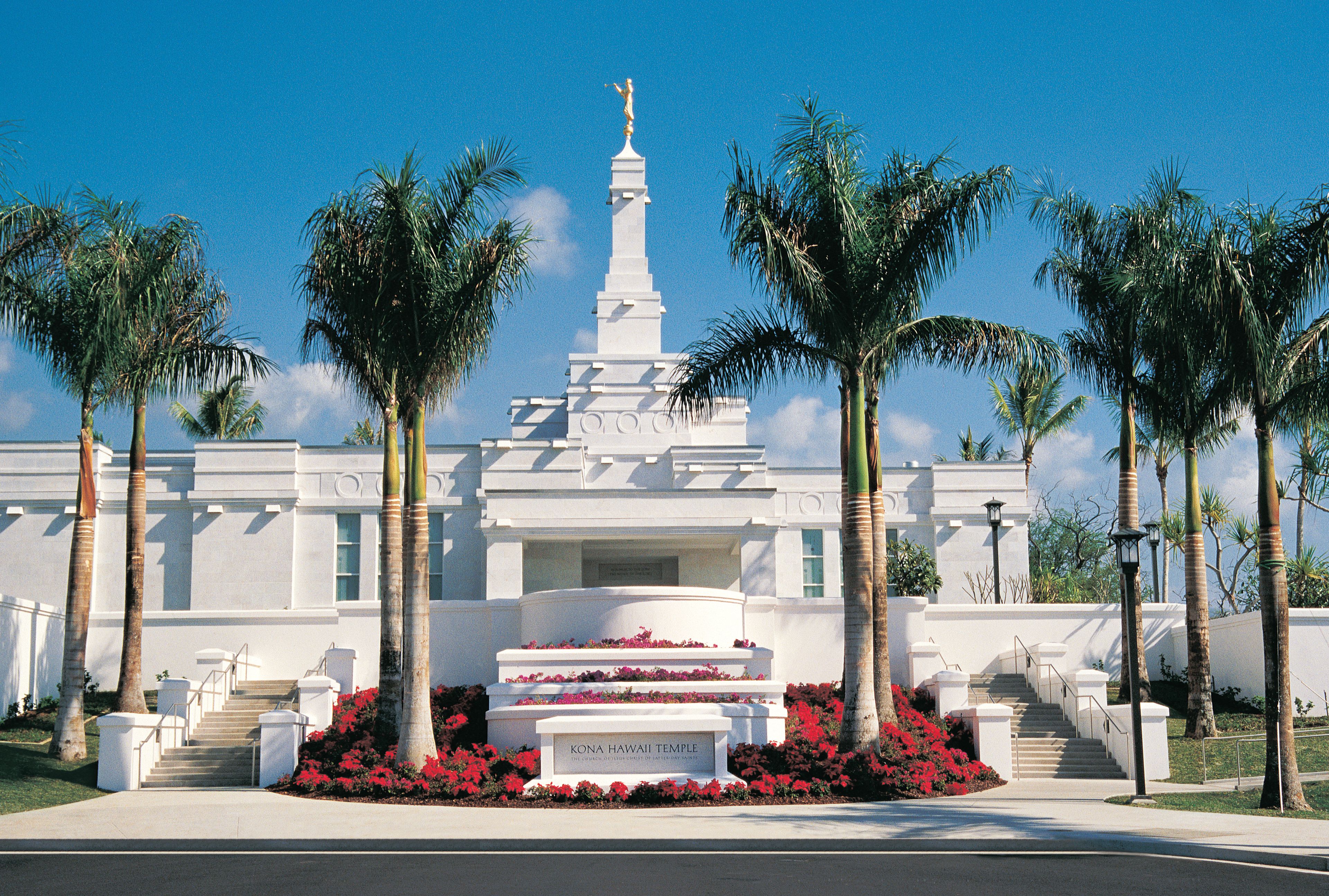 The front entrance of the Kona Hawaii Temple.