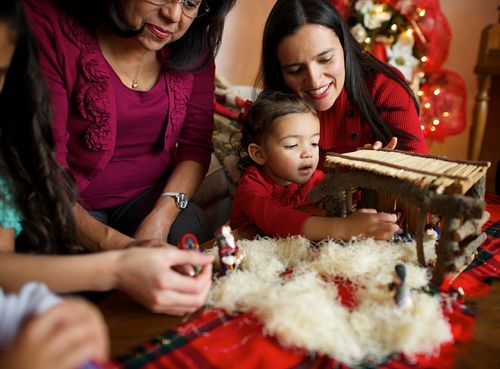 familj som sätter upp julkrubba