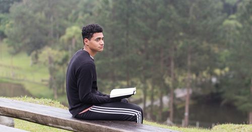 Ein junger Mann liest in den heiligen Schriften