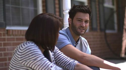 мужчина и женщина сидят на террасе