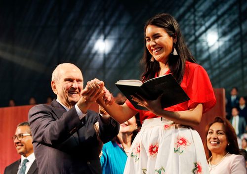 Russell M. Nelson und Isabela Castellano