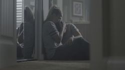 Una mujer abrazando a su esposo que llora de dolor