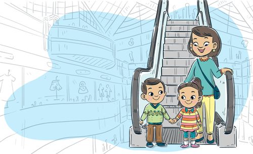 Mãe, irmão e irmã em uma escada rolante em um shopping