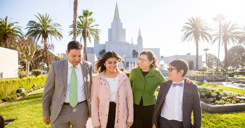 Eine Familie verbringt gemeinsam Zeit auf dem Gelände des Oakland-Tempels