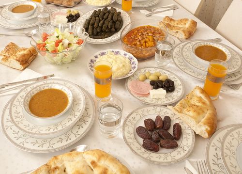 traditionele iftar-maaltijd