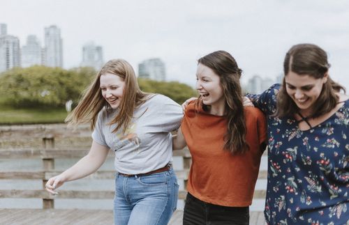 Gruppe von jungen Frauen vor der Skyline einer Stadt