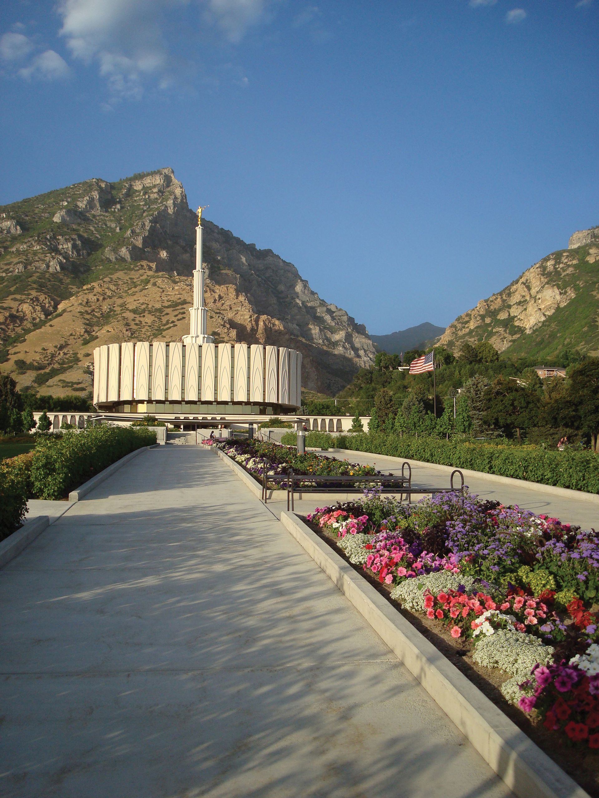 The entire Provo Utah Temple, including scenery.