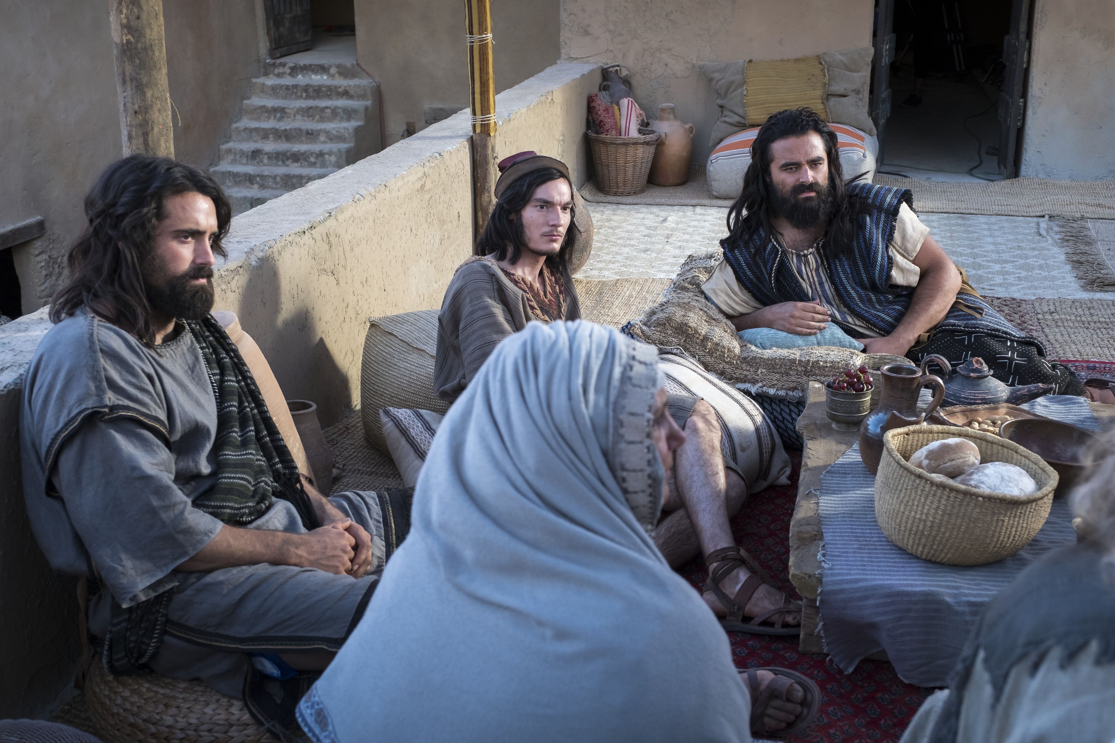 La famiglia di Lehi parla nella propria casa a Gerusalemme.