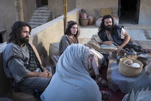 Les membres de la famille de Léhi discutent chez eux à Jérusalem.
