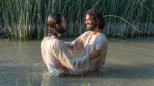 Juan y Jesús se abrazan en el bautismo de Jesús