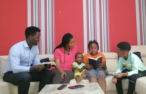 familie som leser i Skriftene sammen