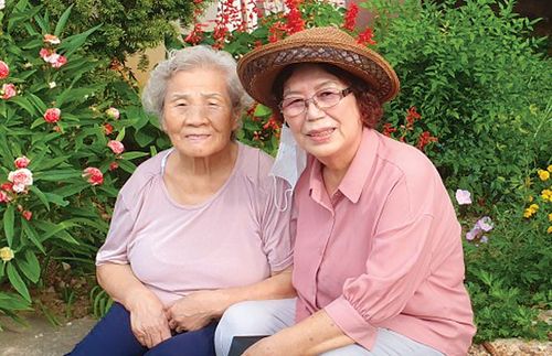 兩位韓國婦女並肩坐著