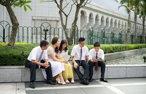 jovens reunidos próximos a um templo