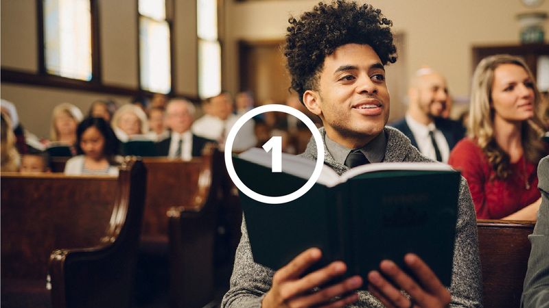 礼拝堂で讃美歌を歌う男性