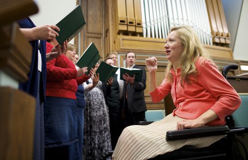 woman conducting choir
