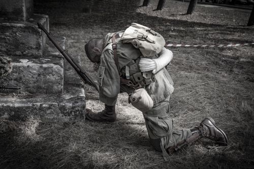 soldier kneeling and praying