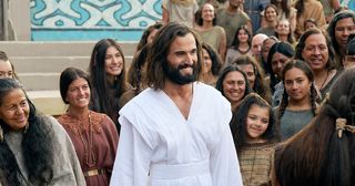Christus steht lächelnd vor den Menschen im alten Amerika