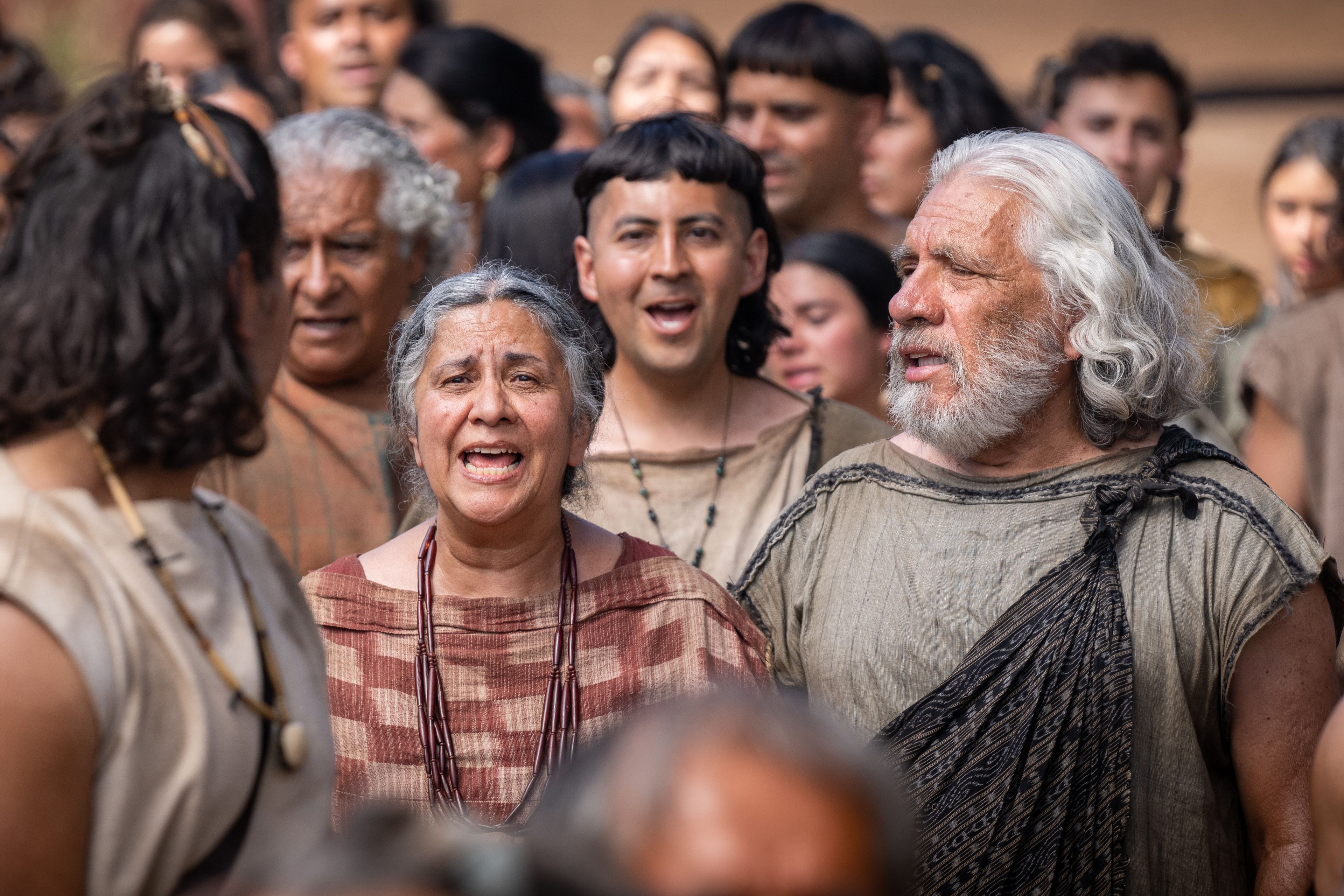 The multitude shouts hosanna to the Lord as Nephites gather together in the City of Bountiful.