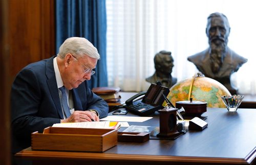 Präsident Ballard schreibt an seinem Schreibtisch