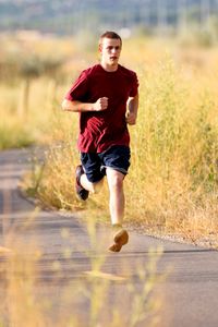 jeune homme en train de courir
