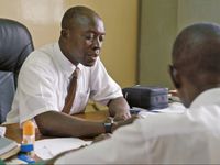 在辦公桌前的主教