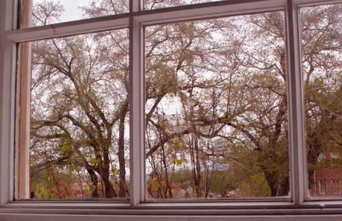 Vista do lado externo através de uma janela do Tabernáculo de St. George