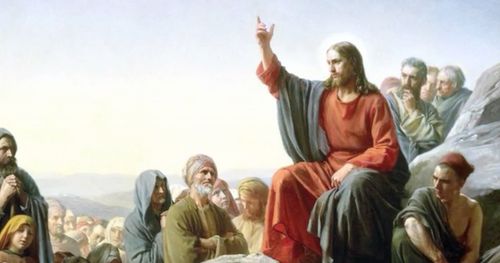 Jezus Chrystus głosi ewangelię przed tłumem ludzi. Chrystus siedzi na skalistym zboczu. Ubrany jest w czerwone i niebieskie szaty. Wznosi jedno ramię. Niektóre postacie mają ręce złączone w pobożnym geście.