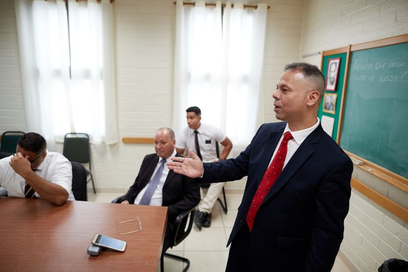 Um grupo de pessoas aprende sobre Jesus em uma reunião de domingo