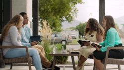 Unos misioneros enseñan a un joven matrimonio acerca de Jesucristo.