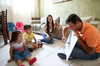 Cha mẹ dạy con cái họ những phước lành của phúc âm của Chúa Giê Su Ky Tô