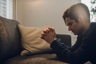 Un hombre ora con fervor