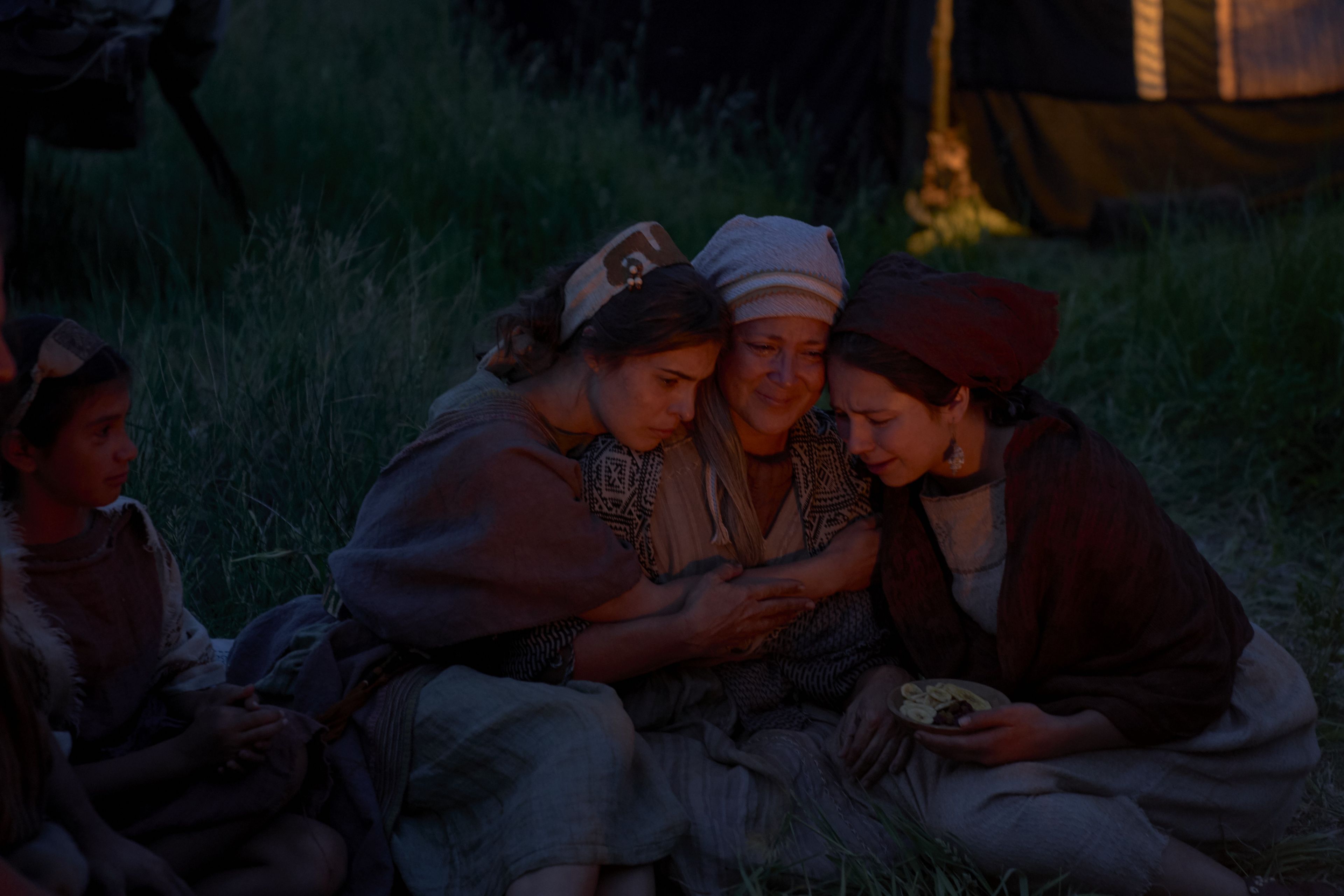 Ishmael's wife and daughters comfort one another after fleeing the Lamanites. 