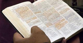 Die heiligen Schriften mit markierten Stellen