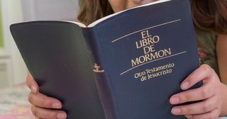 una persona leyendo el Libro de Mormón