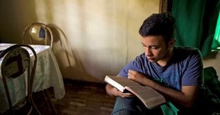 млад мъж, който изучава Писанията