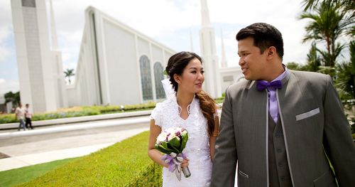 A Filipino bride and groom at the Manila temple.