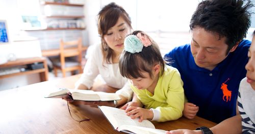 gezin leest in de Schriften