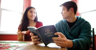 юноша читает Книгу Мормона