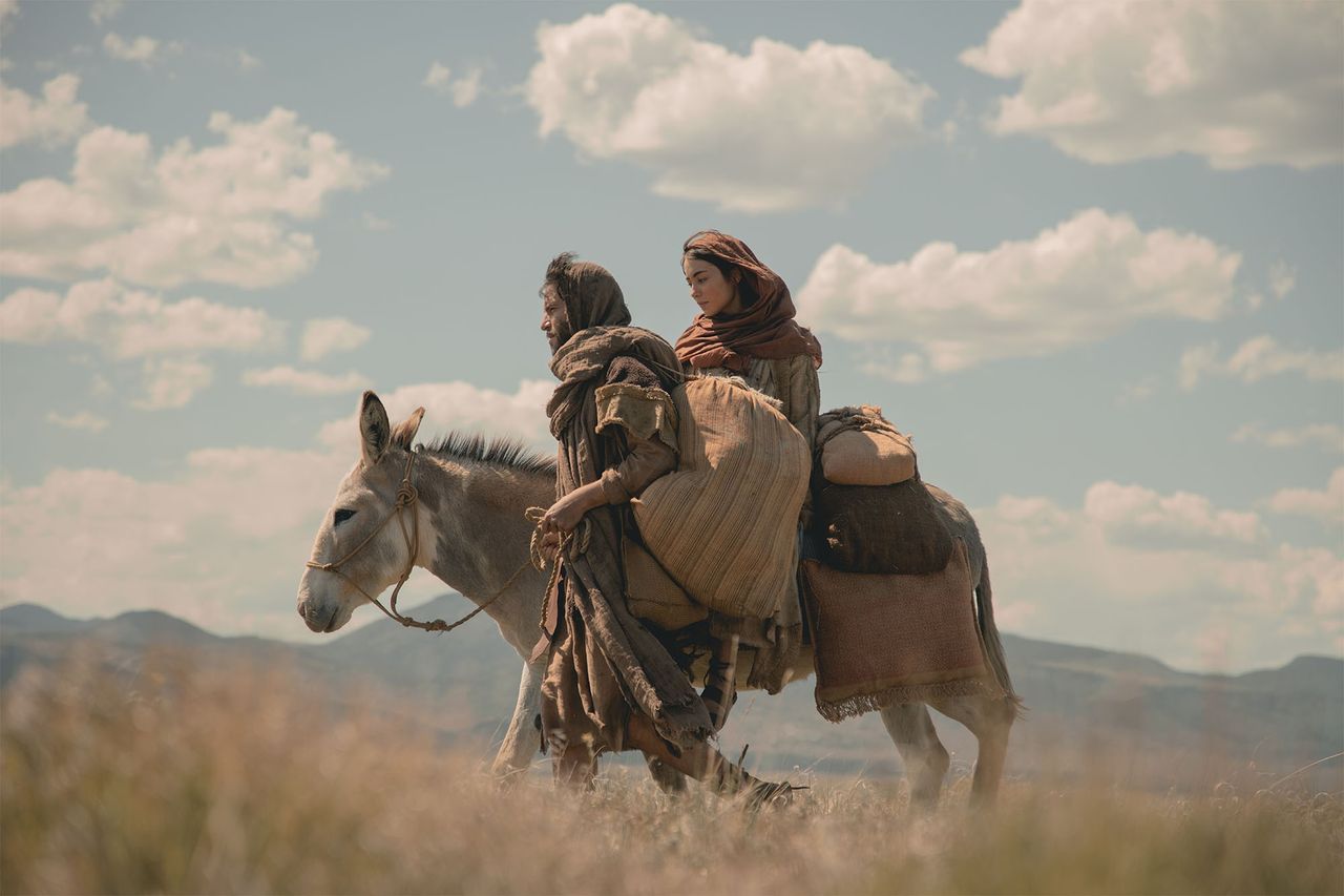 Joseph conduit un âne portant Marie enceinte