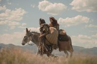 María y José caminan con un asno